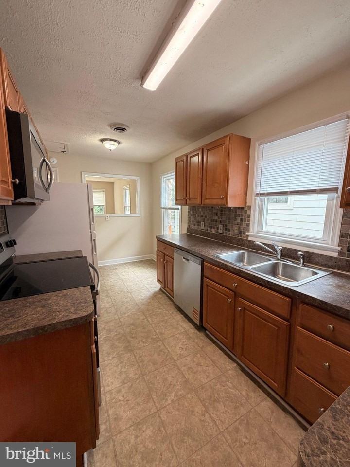 1602 Fall Hill Ave - Photo 6 of 10