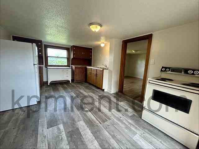 401 2nd Ave SW - Photo 3 of 14