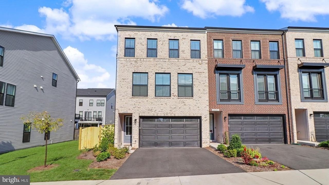 43595 Farringdon Sq - Photo 2 of 50