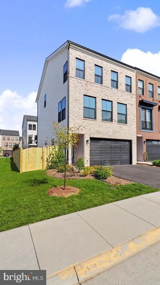 43595 Farringdon Sq - Photo 3 of 50