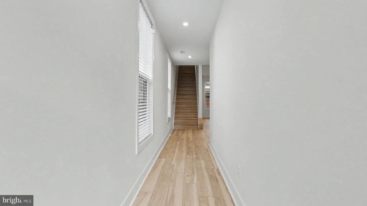 43595 Farringdon Sq - Photo 4 of 50
