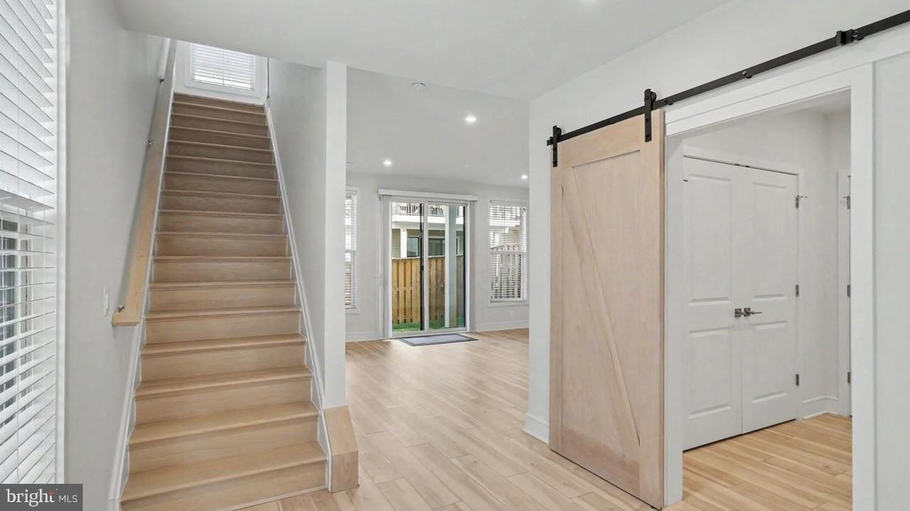 43595 Farringdon Sq - Photo 5 of 50