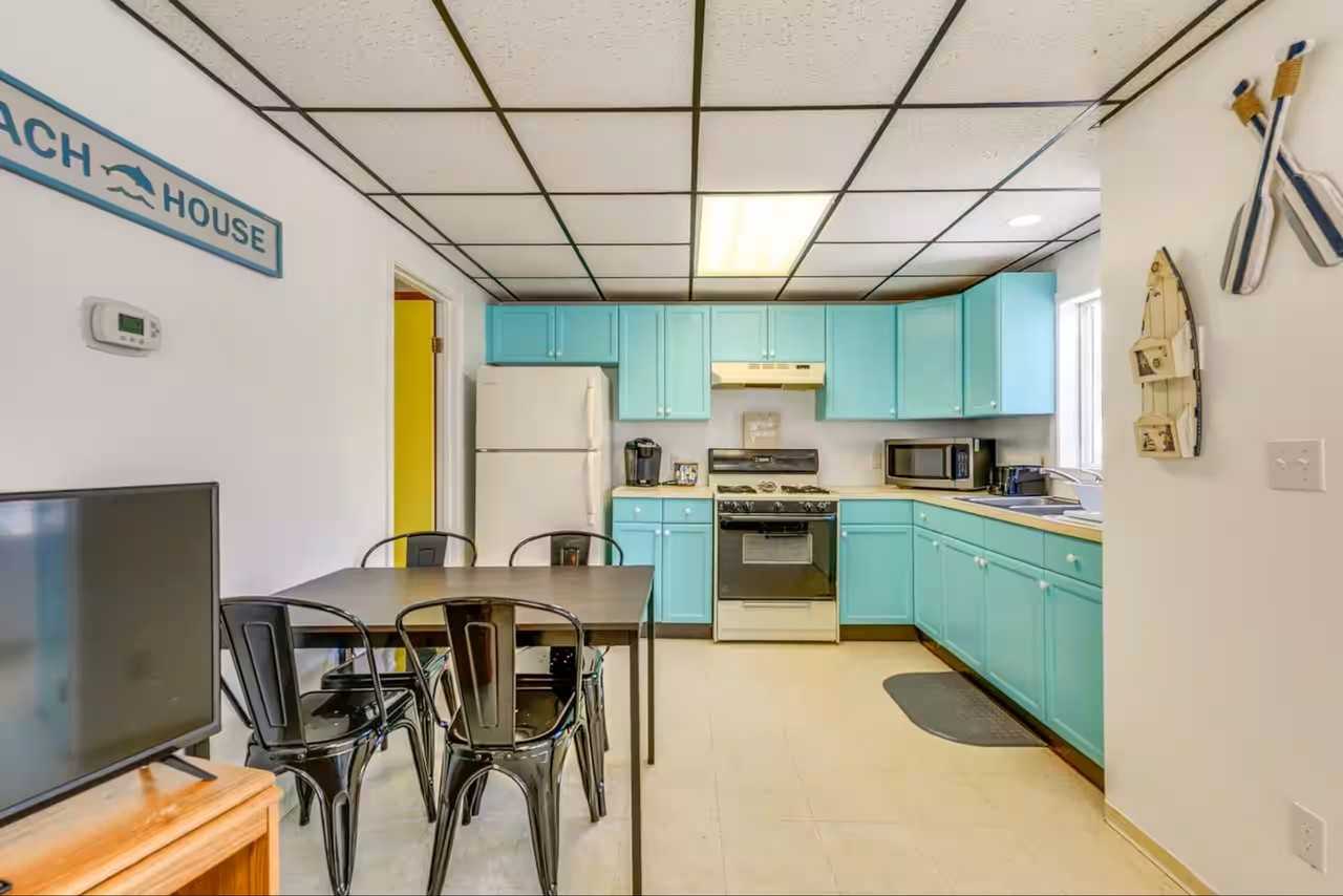 1006 Newton St - Photo 4 of 10