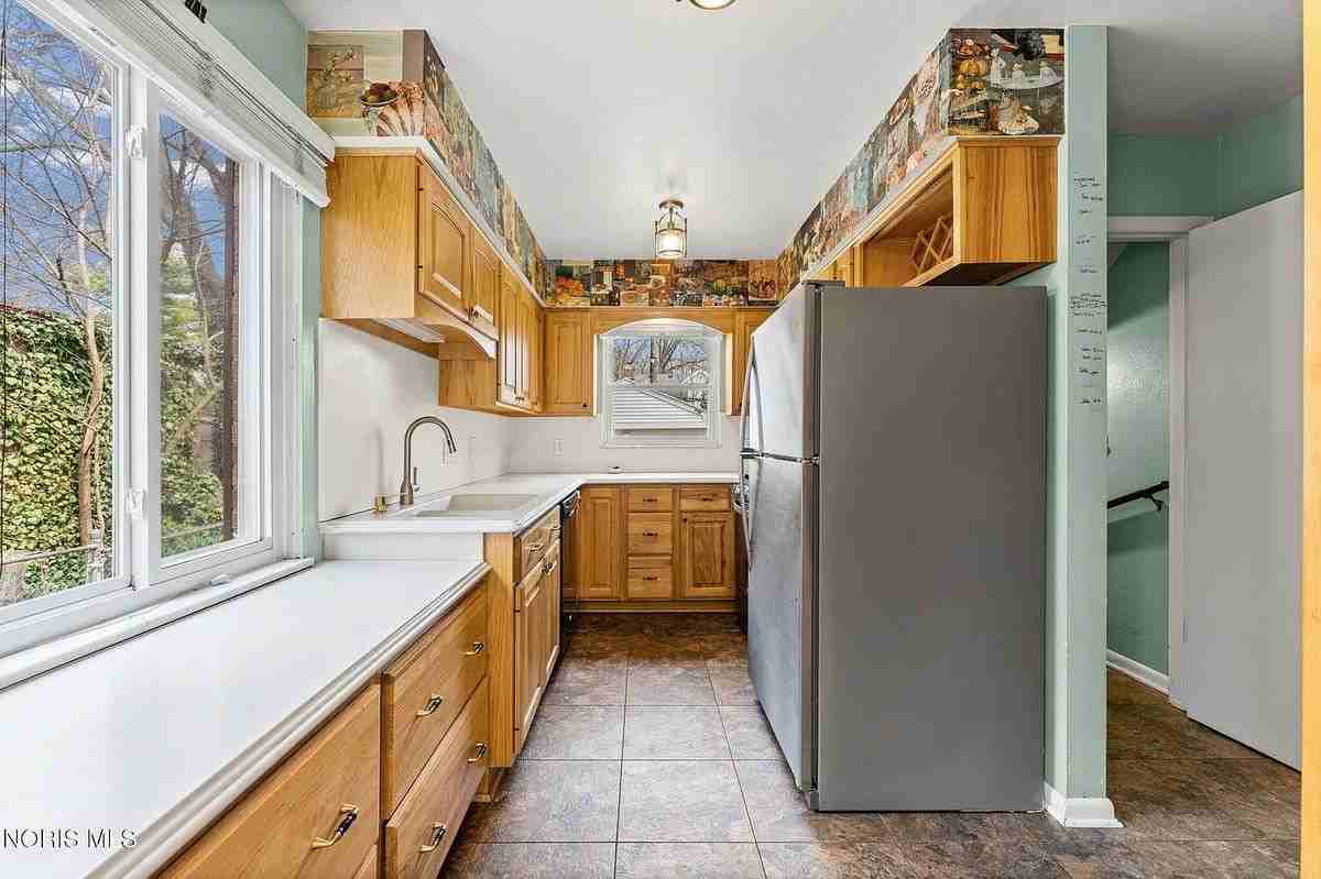 2524 Secor Rd - Photo 2 of 3