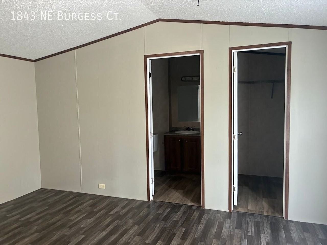 1843 Ne Burgess Ct - Photo 2 of 15