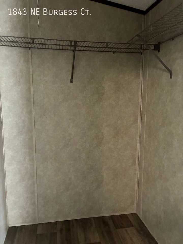 1843 Ne Burgess Ct - Photo 4 of 15