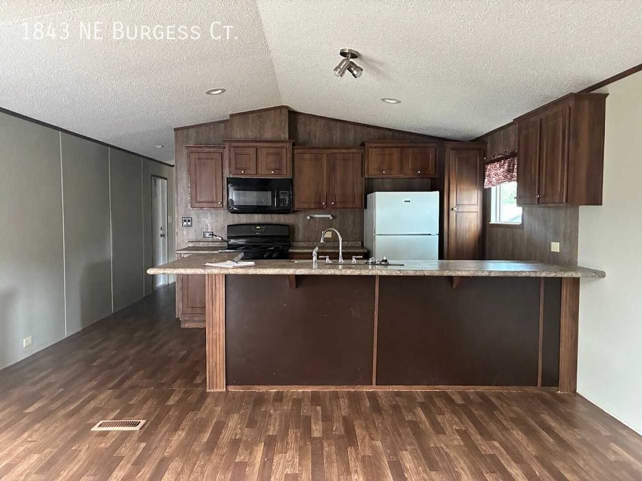 1843 Ne Burgess Ct - Photo 5 of 15