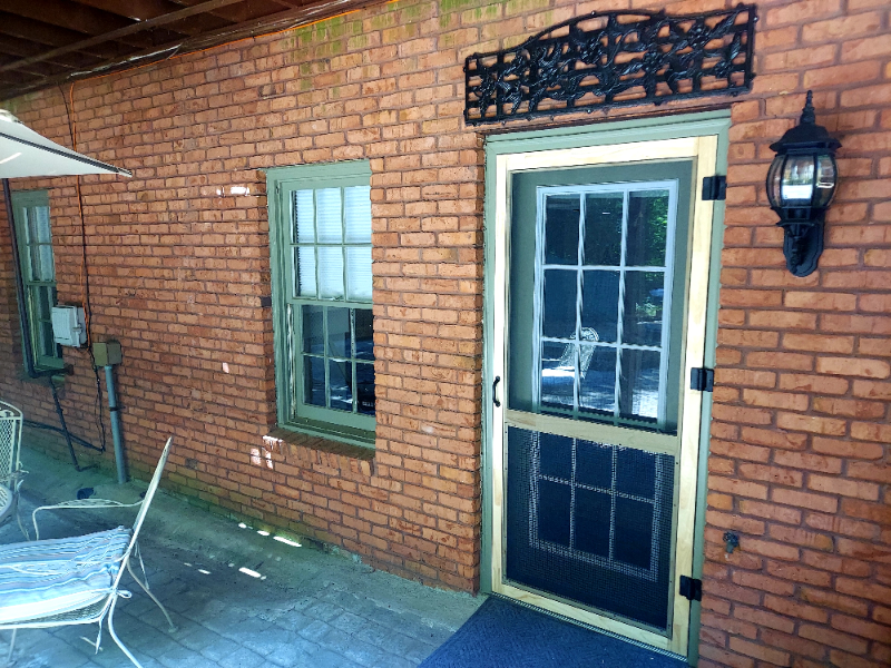 100 Wyndham Ln - Photo 3 of 14