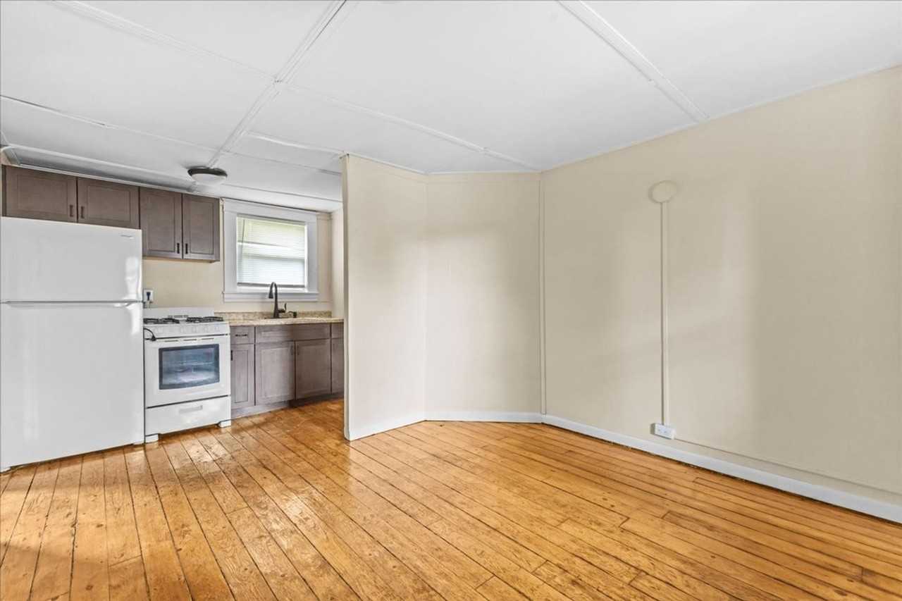 47 Willow St - Photo 4 of 13