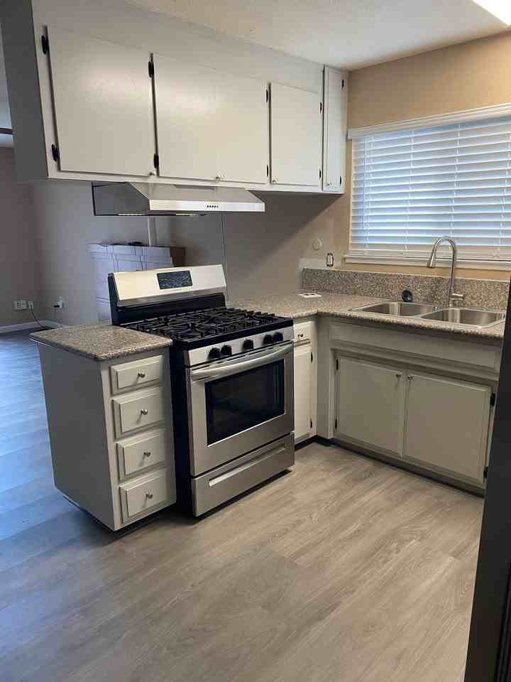 5811 Hillsdale Blvd - Photo 3 of 13