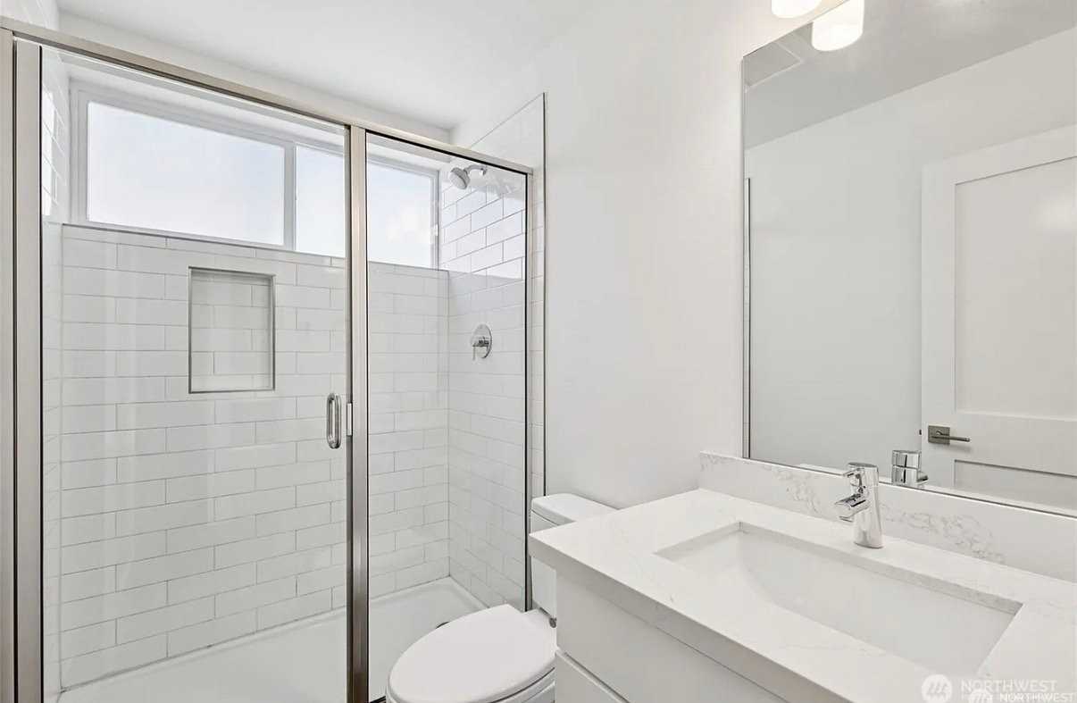 5259 Brooklyn Ave Ne - Photo 5 of 8