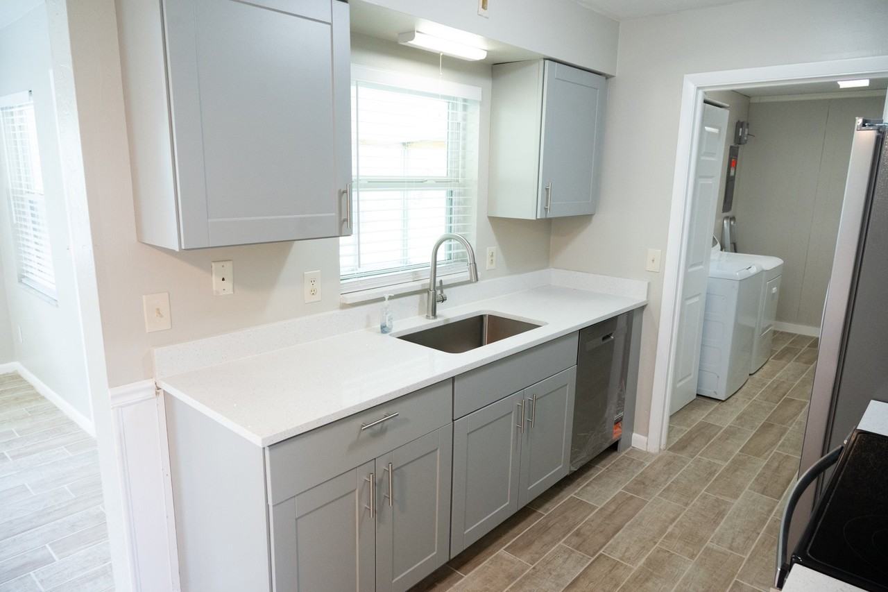 514 S Jackson St - Photo 6 of 15