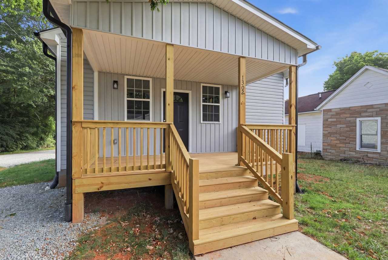 1302 Sidney Ave - Photo 3 of 20