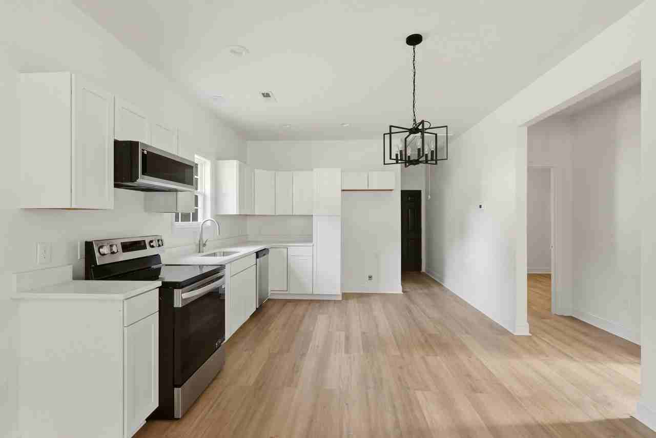 1302 Sidney Ave - Photo 6 of 20