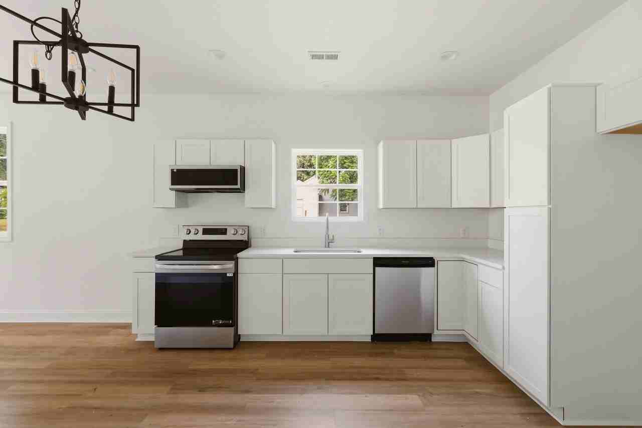 1302 Sidney Ave - Photo 7 of 20
