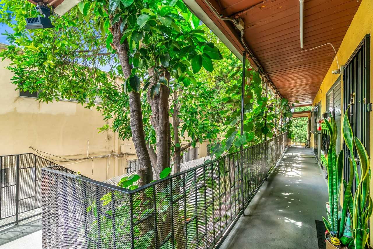 826 S Grand View St #7 - Photo 4 of 21