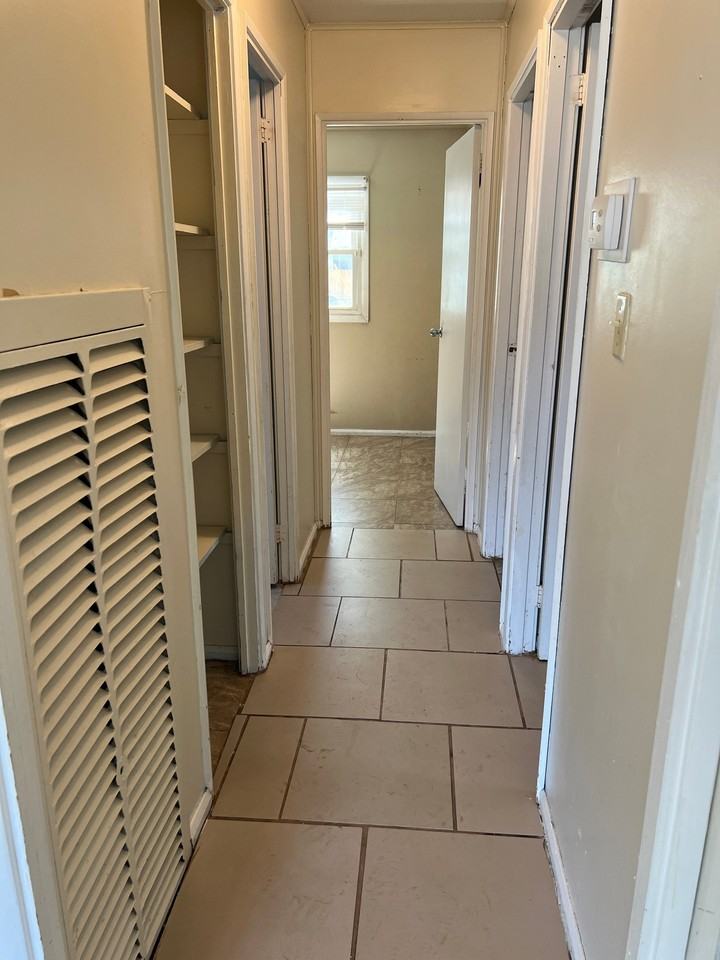 1600 173rd Pl - Photo 5 of 6