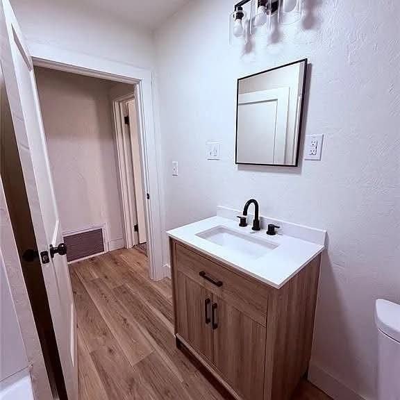 1622 N Louisa Ave - Photo 3 of 11