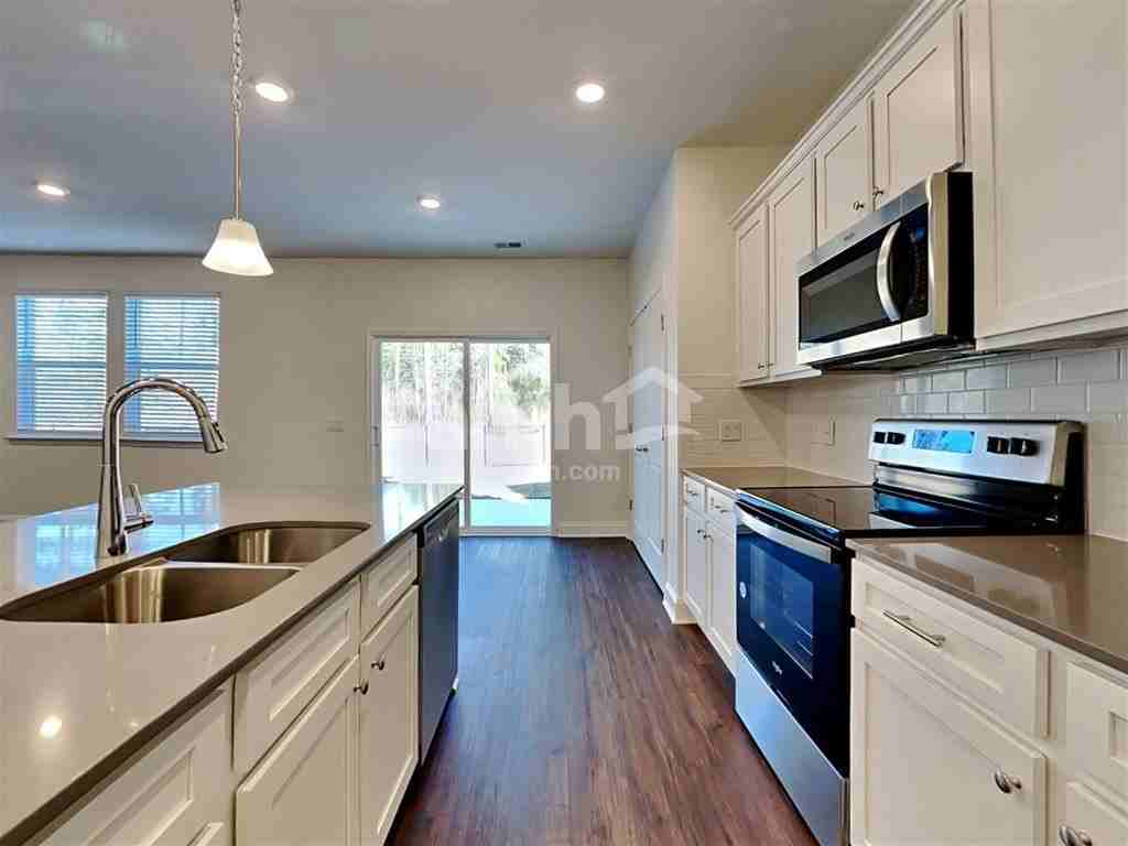 101 Oldenburg Dr - Photo 3 of 11