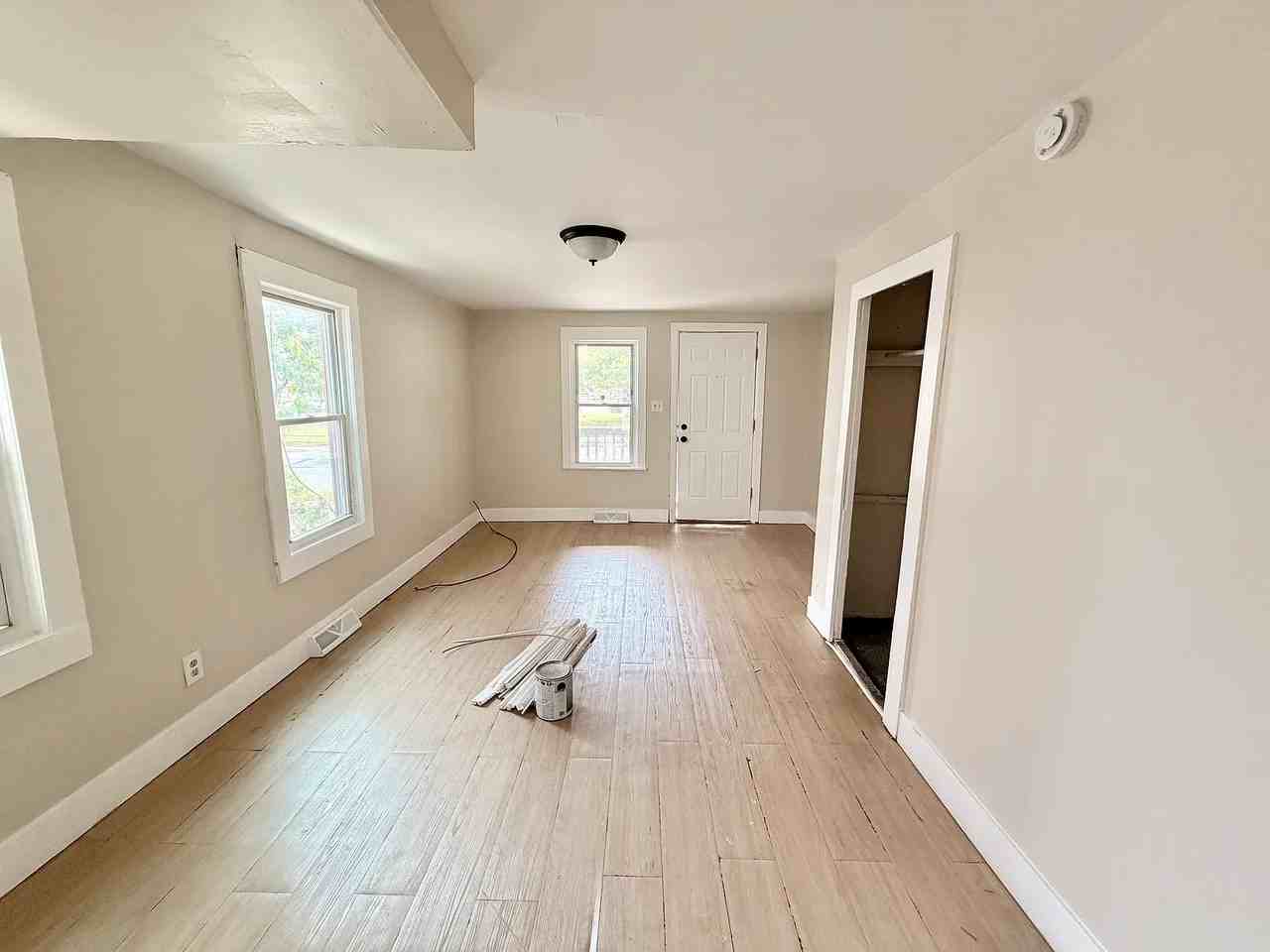 909 3rd St N - Photo 3 of 11