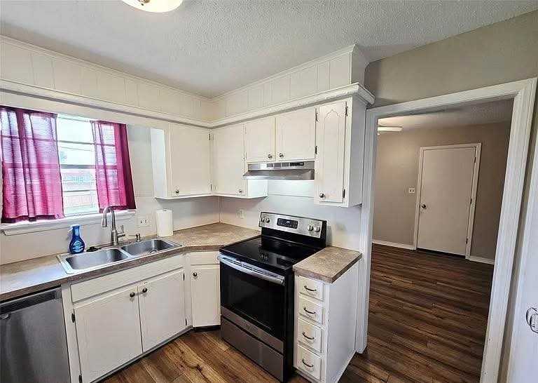 1121 W 14th Pl - Photo 2 of 20
