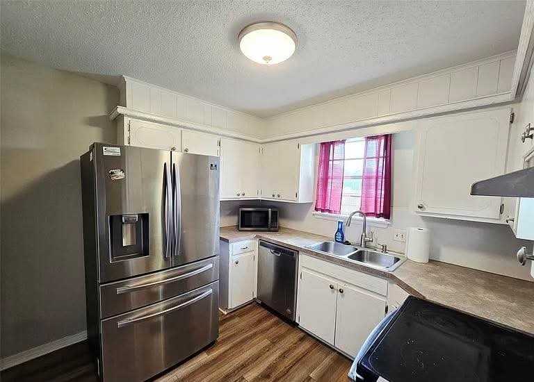 1121 W 14th Pl - Photo 3 of 20
