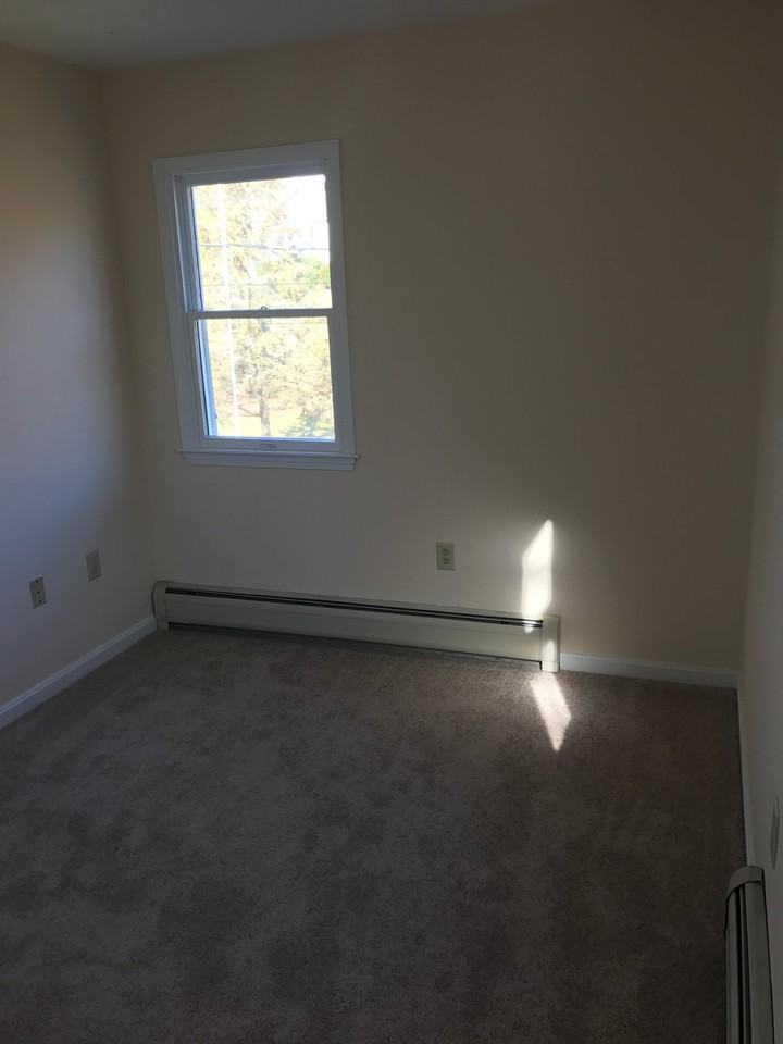 23 Hoover St - Photo 7 of 12