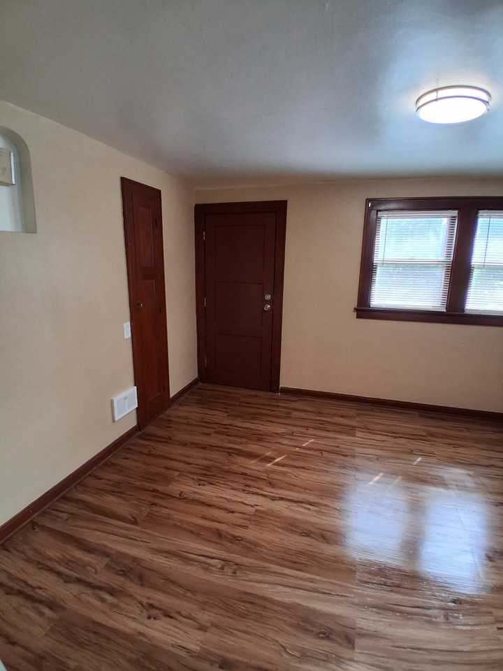 2813 W Bobolink Ave - Photo 2 of 11