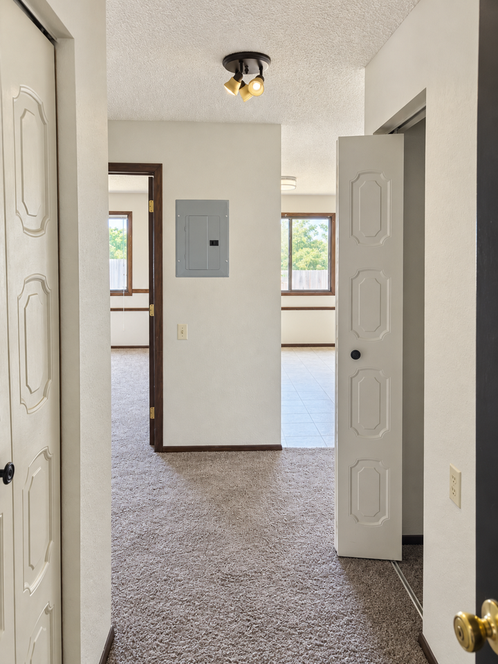 Barrett Apartments - Photo 6 of 12