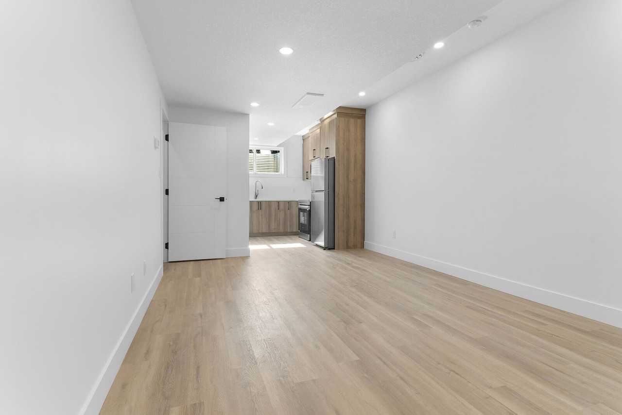 8516 76 Ave Nw - Photo 6 of 9