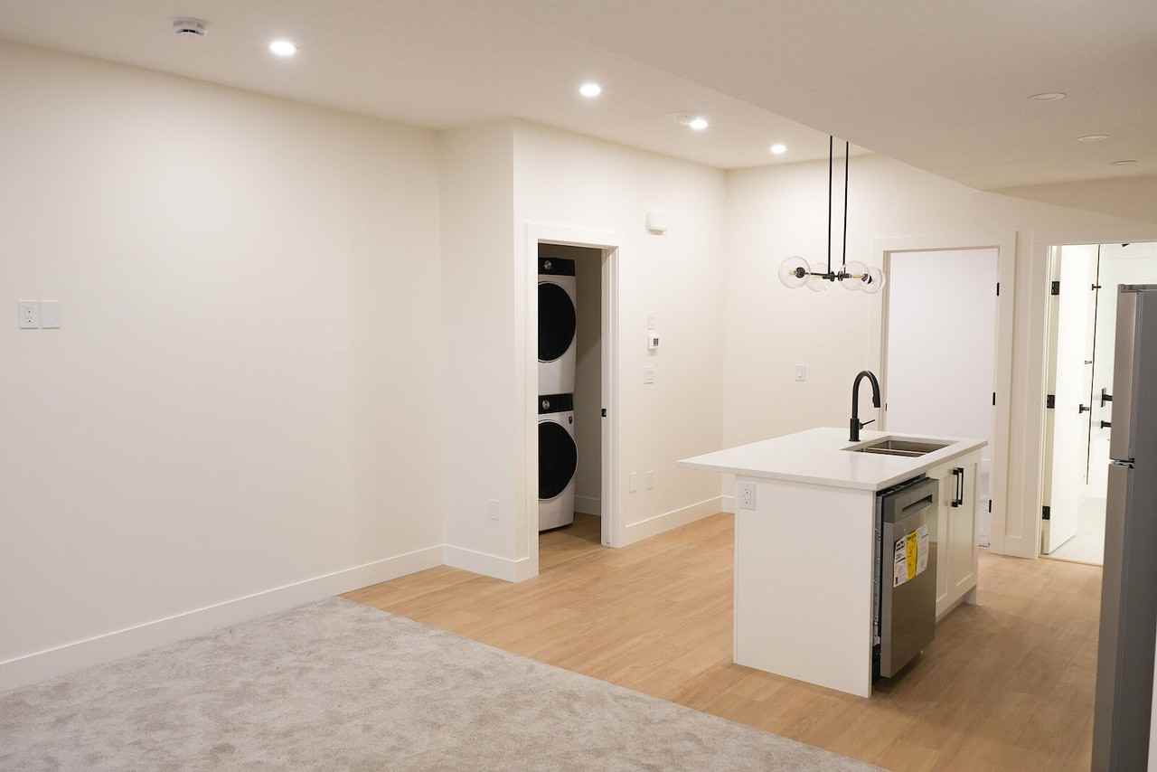 242 19 Ave Ne - Photo 3 of 40