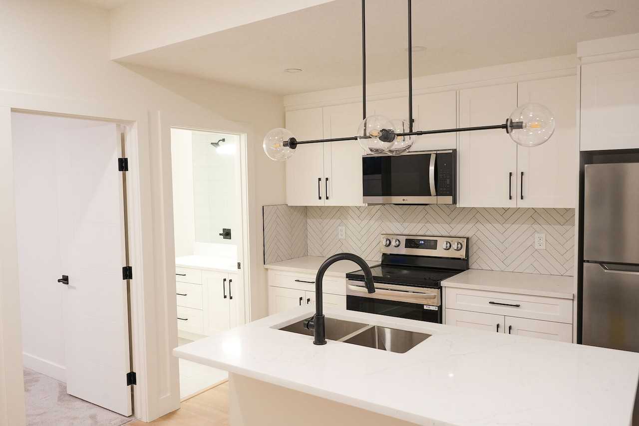 242 19 Ave Ne - Photo 7 of 40