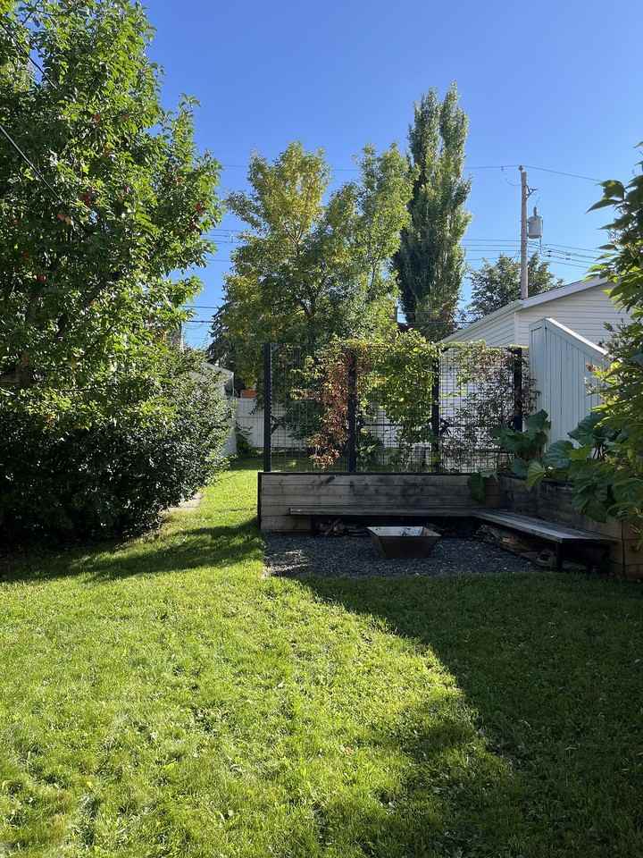 221 26 Ave Ne - Photo 2 of 9