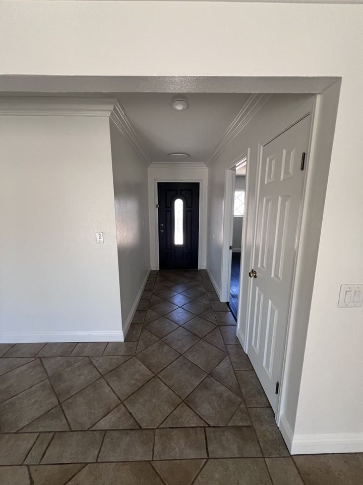 526 S Valley Center Ave #NA - Photo 3 of 24
