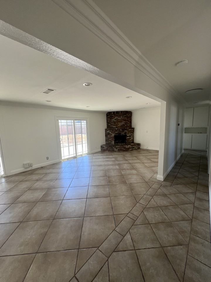 526 S Valley Center Ave #NA - Photo 4 of 24
