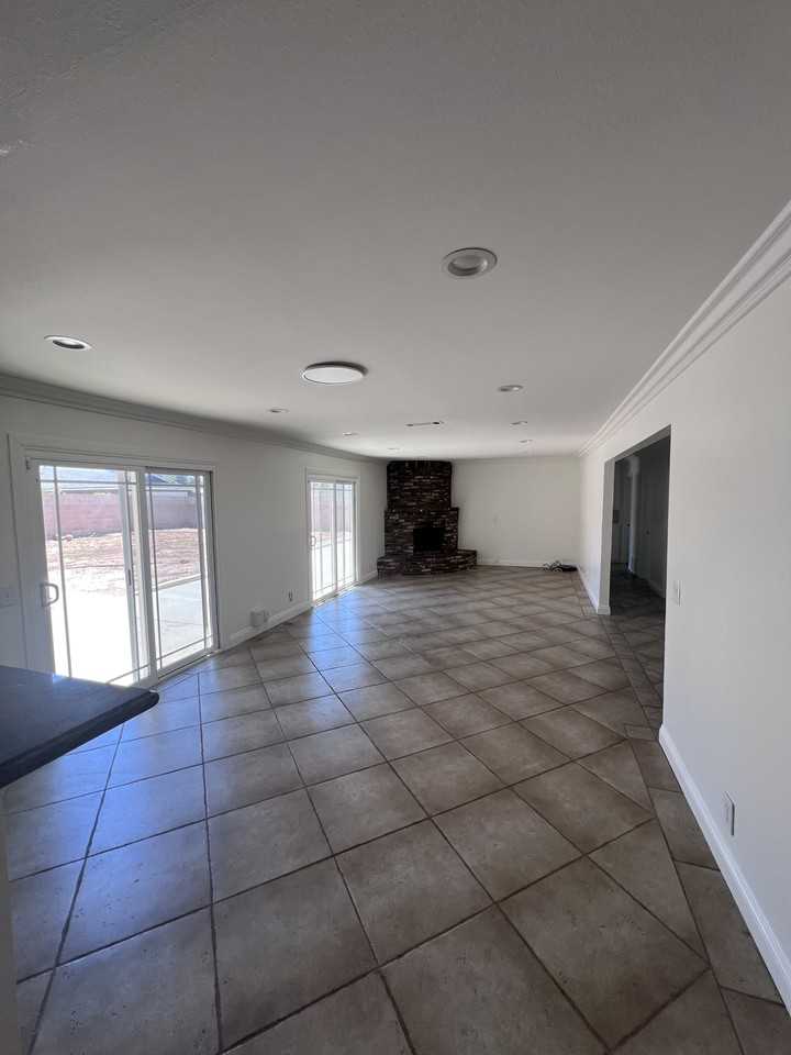 526 S Valley Center Ave #NA - Photo 5 of 24