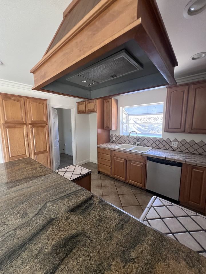 526 S Valley Center Ave #NA - Photo 7 of 24
