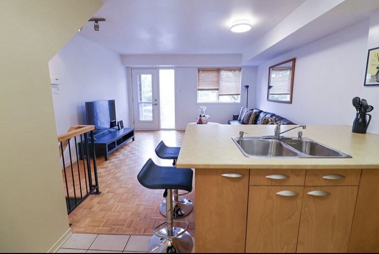 221 Clarence St - Photo 4 of 19