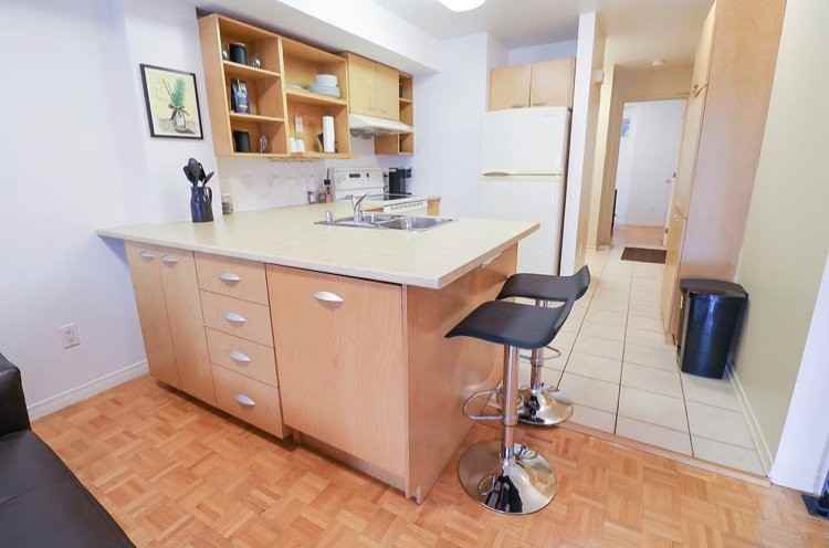 221 Clarence St - Photo 5 of 19