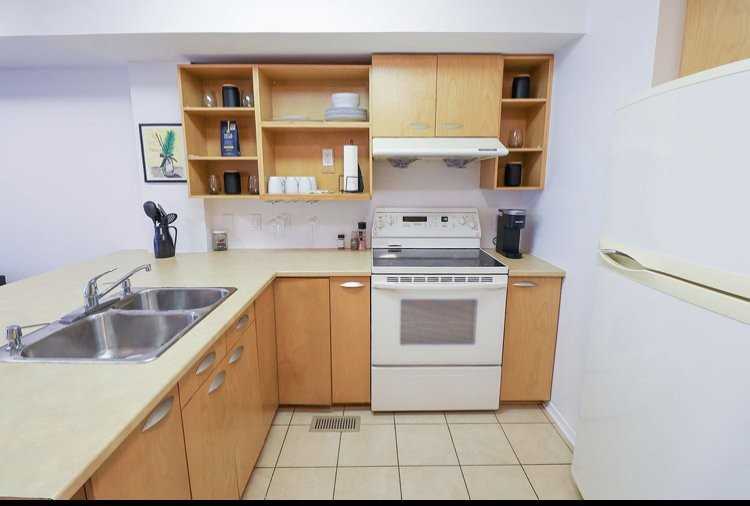 221 Clarence St - Photo 6 of 19