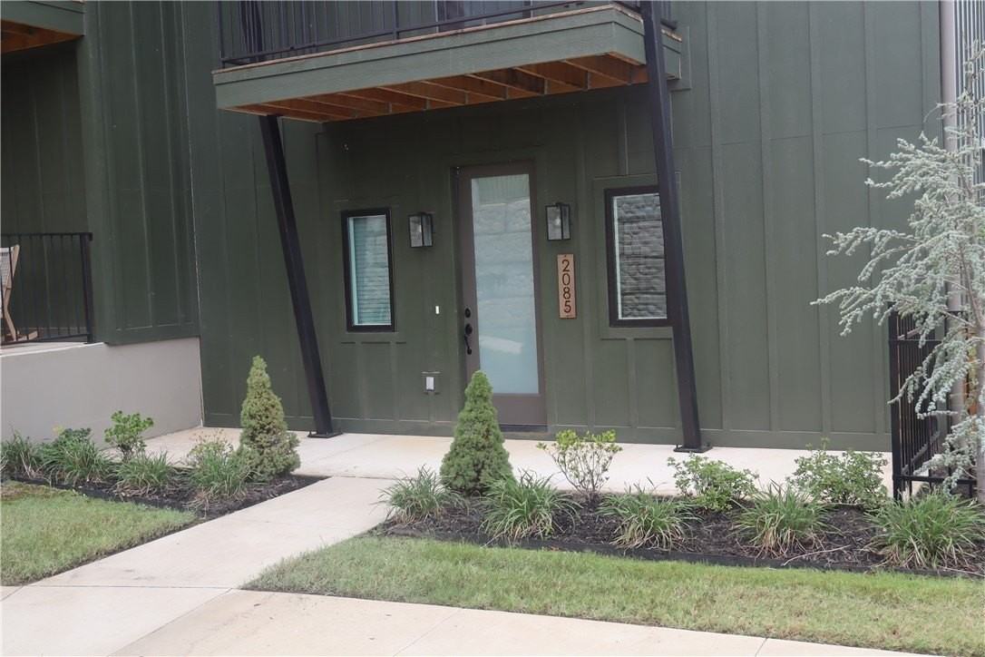 2085 E Roe Ter - Photo 2 of 31