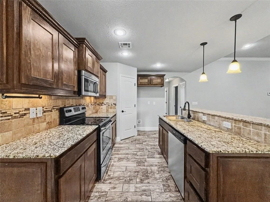 1211 Sw Horizon St - Photo 5 of 17