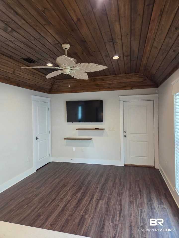 818C Manci Ave - Photo 3 of 7
