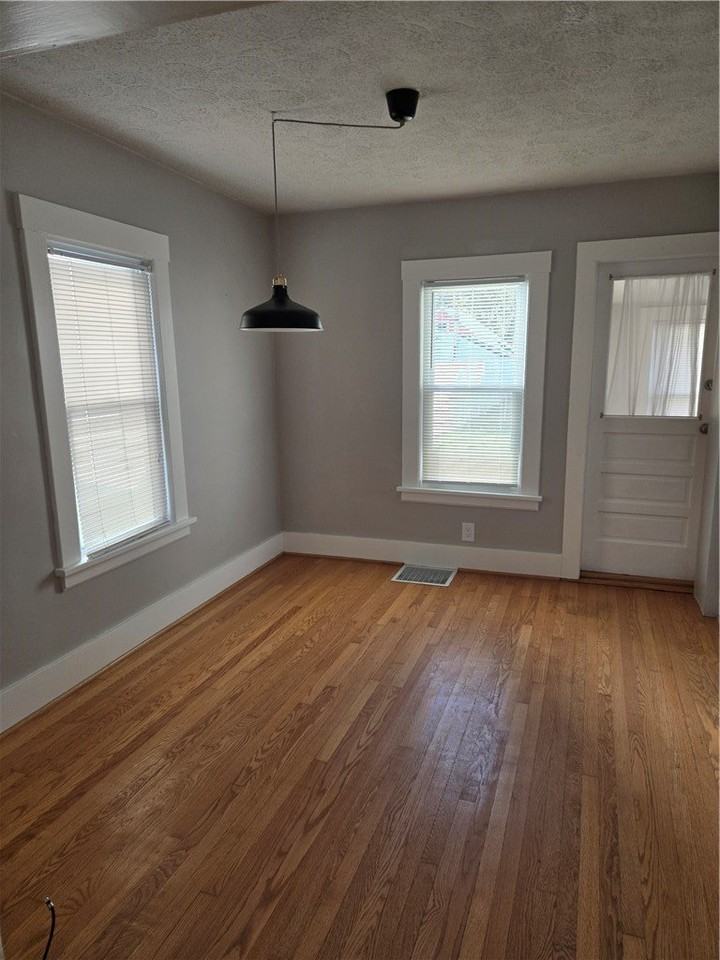 227 W Ivy St - Photo 6 of 25