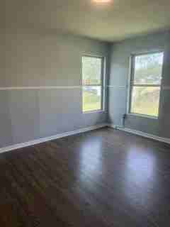 319 S Nueces St - Photo 5 of 10