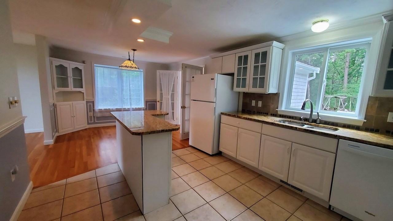 28 Quashnet Woods Dr - Photo 4 of 35