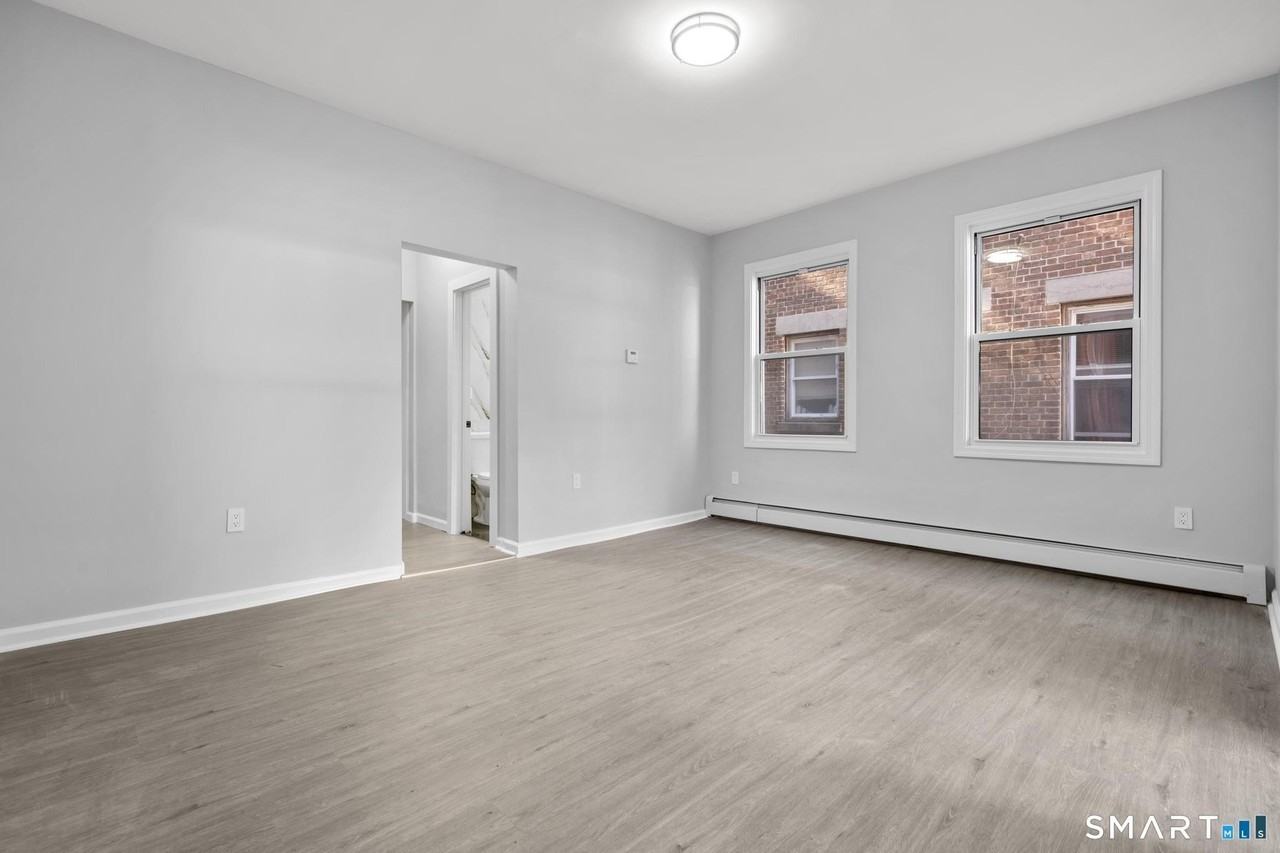 276 Bond St - Photo 3 of 16