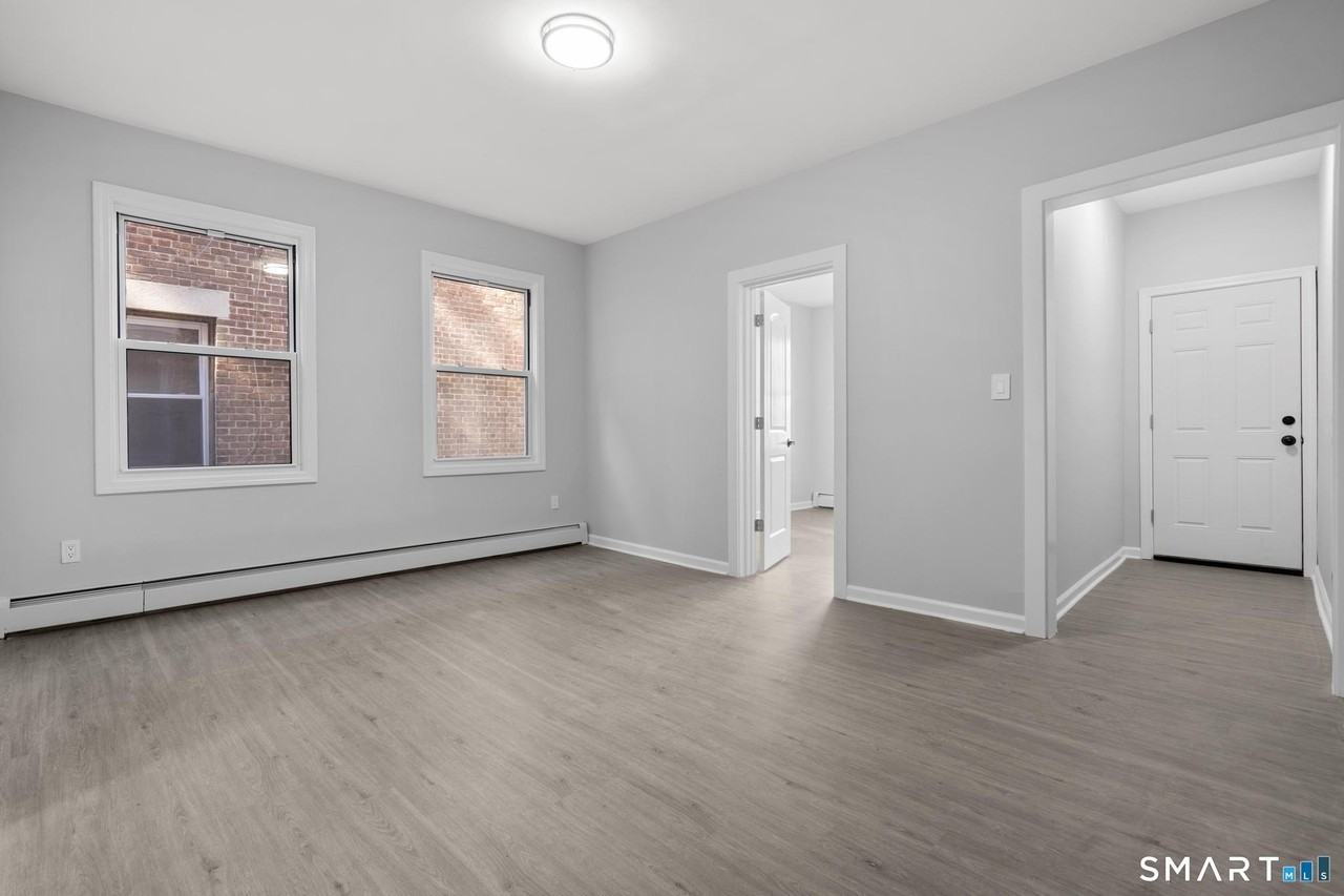 276 Bond St - Photo 4 of 16