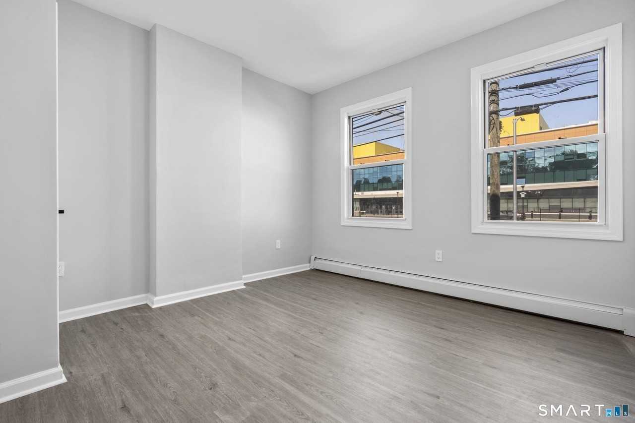 276 Bond St - Photo 6 of 16