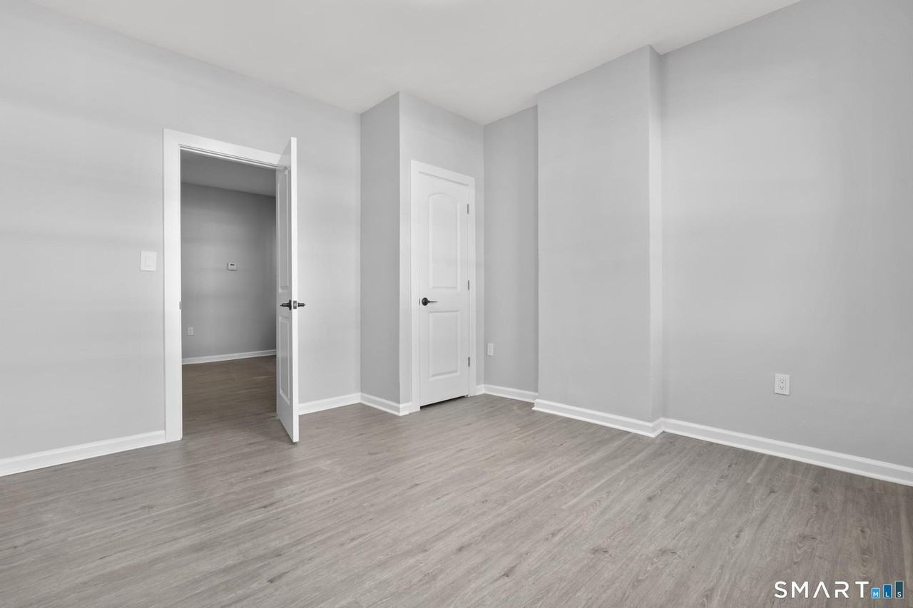 276 Bond St - Photo 7 of 16